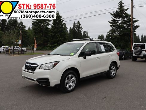 Used 2017 Subaru Forester 2.5i AWD/4WD image 3