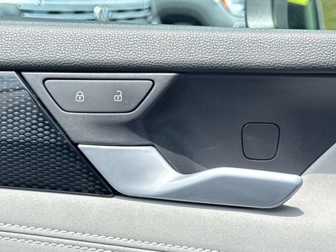 Certified 2025 Volkswagen Tiguan SE AWD/4WD image 30