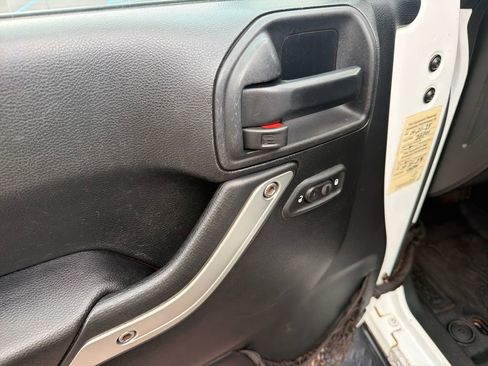 Used 2016 Jeep Wrangler Unlimited Sahara w/ Connectivity Group image 9