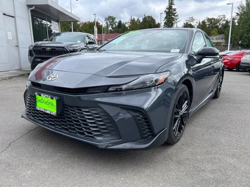 Used 2025 Toyota Camry SE FWD image 8