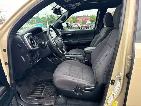Used 2017 Toyota Tacoma TRD Off-Road AWD/4WD image 9