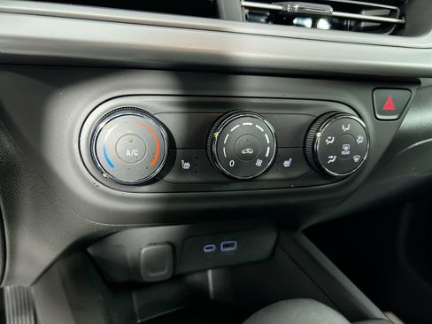 Used 2024 Chevrolet Trax RS w/ Sunroof Package image 23