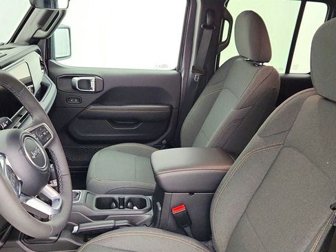 Used 2025 Jeep Wrangler Unlimited Sahara AWD/4WD image 20