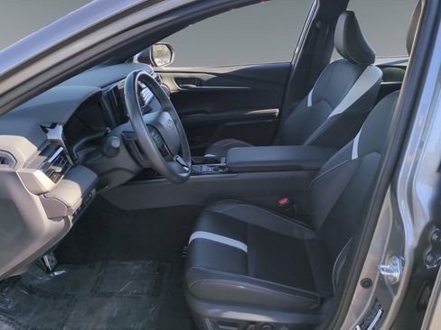 Used 2025 Toyota Camry SE image 9