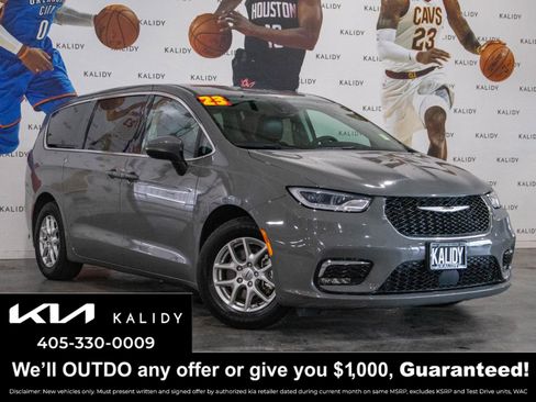 Used 2023 Chrysler Pacifica Touring-L image 1