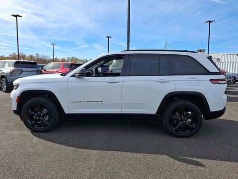 Used 2023 Jeep Grand Cherokee Altitude AWD/4WD image 7