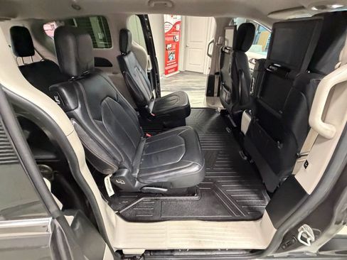 Used 2018 Chrysler Pacifica Touring-L Plus FWD image 44