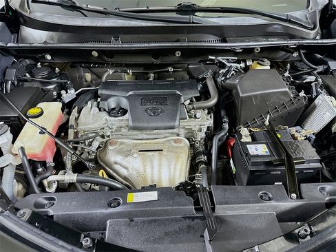 Used 2018 Toyota RAV4 SE image 9