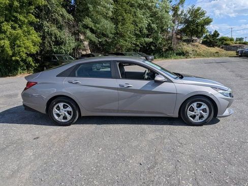 Used 2022 Hyundai Elantra SE FWD image 2