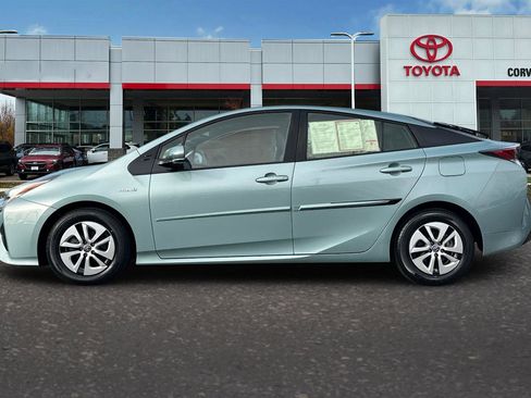 Used 2016 Toyota Prius Four image 7