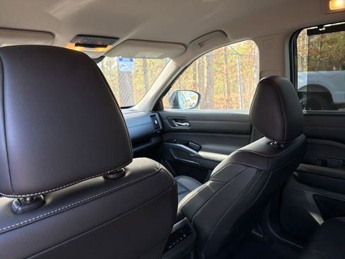 Used 2025 Nissan Pathfinder SL image 28