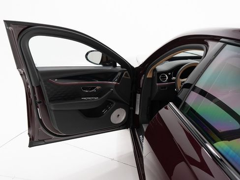 Used 2025 Bentley Flying Spur Plug-In Hybrid image 10