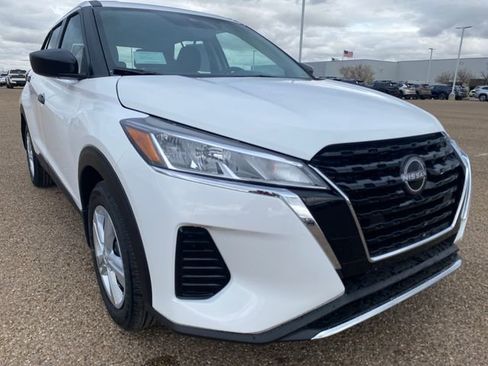 New 2025 Nissan Kicks Play S image 8