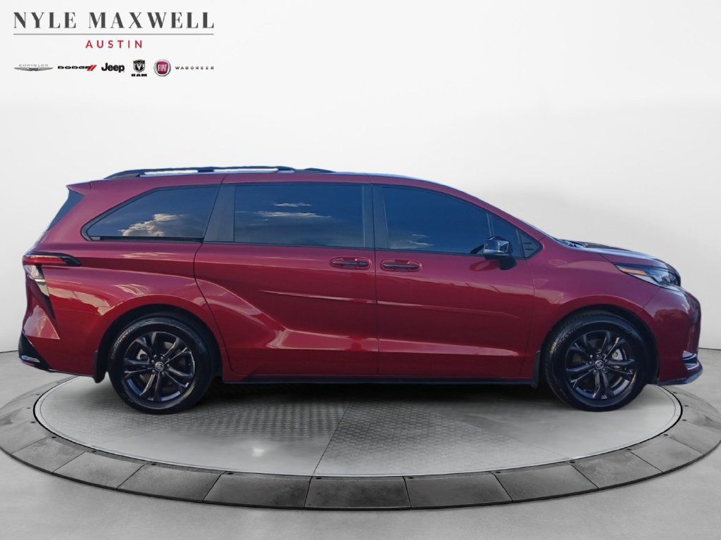 Used 2025 Toyota Sienna XSE w/ XSE Premium Package AWD/4WD image 17
