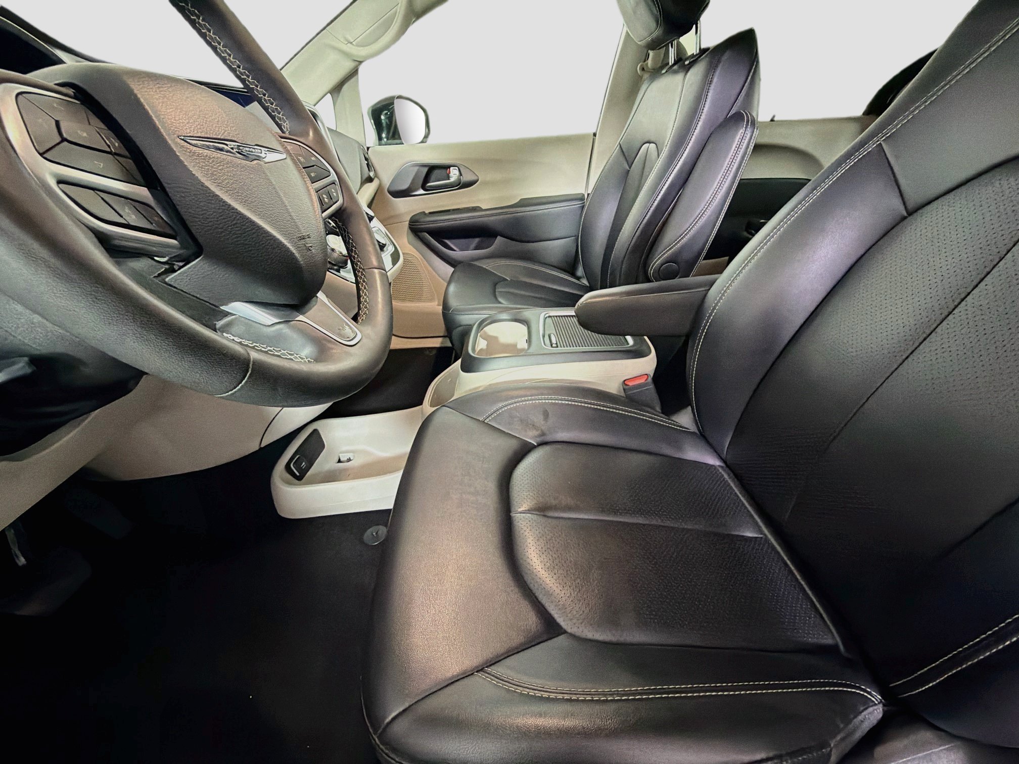 Used 2024 Chrysler Pacifica Touring-L FWD image 13