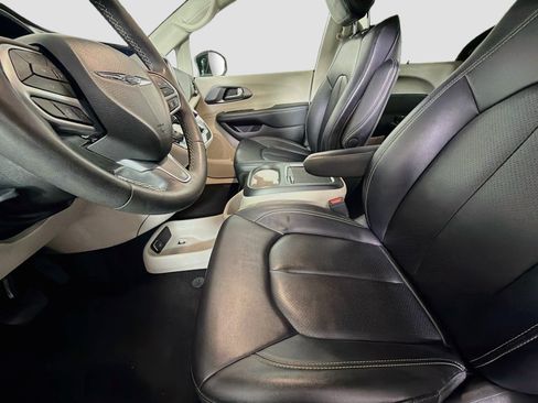 Used 2024 Chrysler Pacifica Touring-L FWD image 13