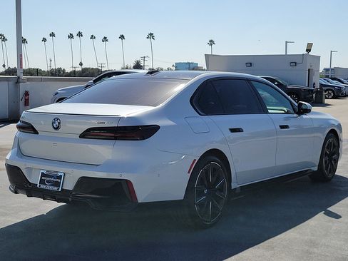 Used 2023 BMW i7 xDrive60 w/ Executive Package 2 AWD/4WD image 3
