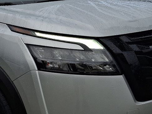 Certified 2024 Nissan Pathfinder SV w/ Black Appearance Package AWD/4WD image 9