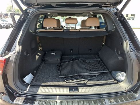 Used 2024 Volkswagen Tiguan SE w/ Panoramic Sunroof Package AWD/4WD image 28
