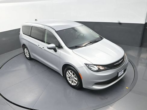 Used 2022 Chrysler Voyager LX FWD image 13