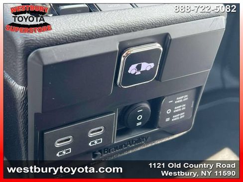 Used 2025 Toyota Sienna LE FWD image 33