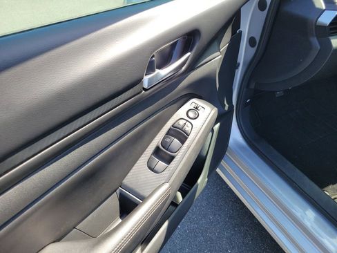 Used 2024 Nissan Altima 2.5 SV FWD image 11
