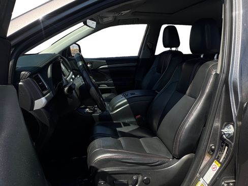 Used 2019 Toyota Highlander SE w/ Carpet Mat Package (TMS) FWD image 9