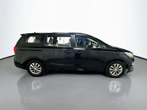 Used 2020 Kia Sedona L image 9
