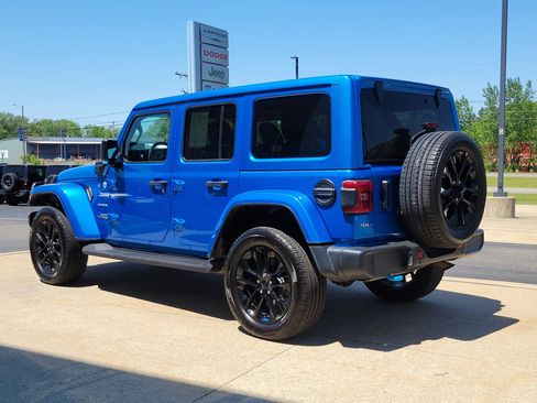Used 2022 Jeep Wrangler Unlimited Sahara w/ Cold Weather Group AWD/4WD image 3