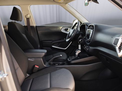 Used 2023 Kia Soul LX image 16