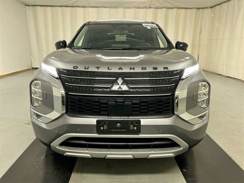 Used 2022 Mitsubishi Outlander SE image 3