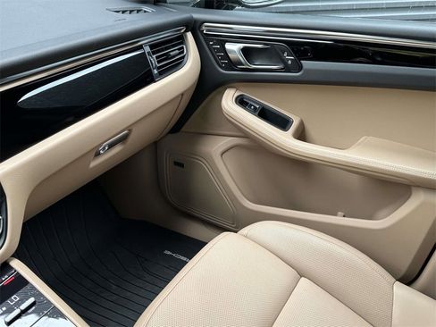 Used 2025 Porsche Macan image 28