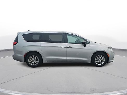 Used 2024 Chrysler Pacifica Touring-L FWD image 5