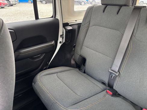Used 2025 Jeep Wrangler Unlimited Sahara AWD/4WD image 40
