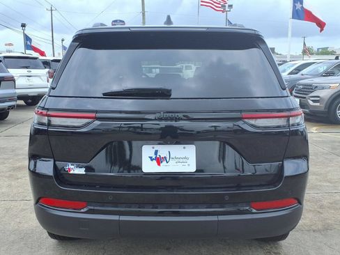 Used 2025 Jeep Grand Cherokee Altitude RWD image 6