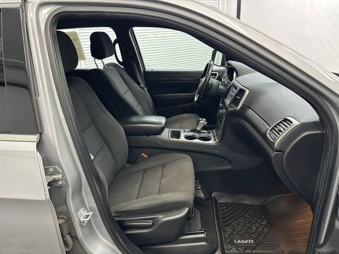 Used 2020 Jeep Grand Cherokee Laredo RWD image 14