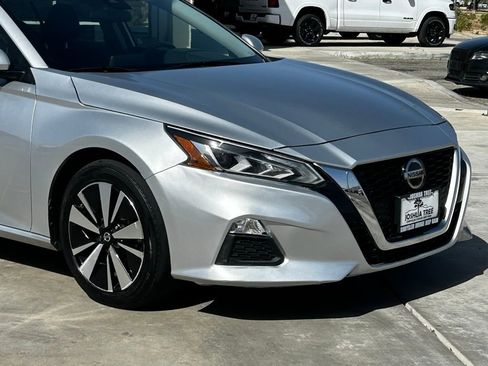 Used 2022 Nissan Altima 2.5 SV w/ SV Premium Package image 9