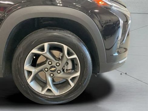 Used 2025 Chevrolet Trax LT w/ LT Convenience Package FWD image 24