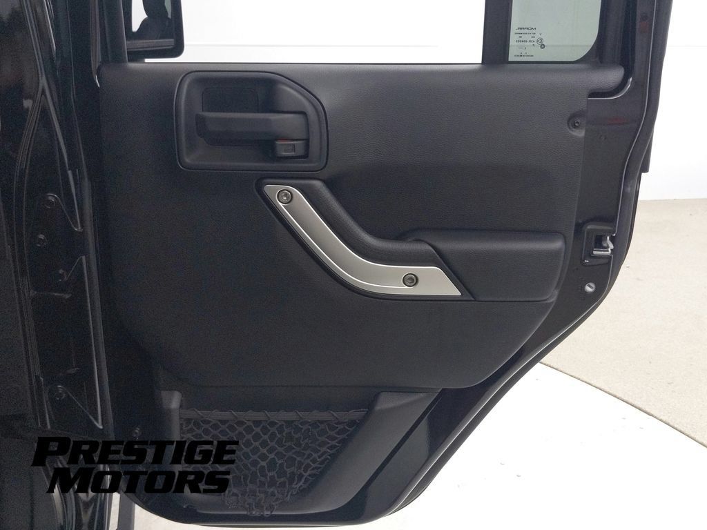 Used 2015 Jeep Wrangler Unlimited Rubicon w/ Connectivity Group AWD/4WD image 27