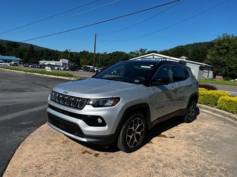 Used 2025 Jeep Compass Limited AWD/4WD image 3