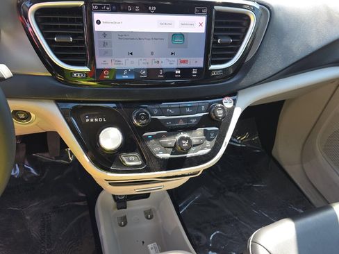 Used 2023 Chrysler Pacifica Touring-L image 11