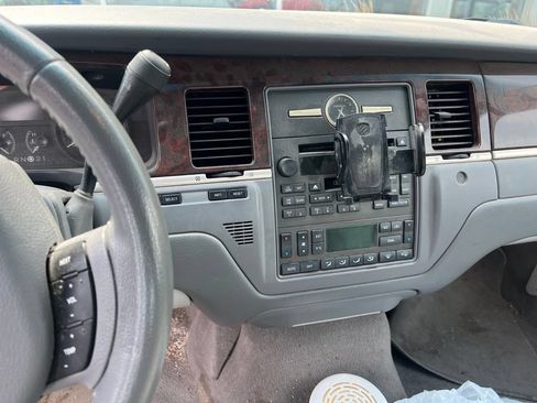 Used 2006 Lincoln Town Car Signature RWD image 11