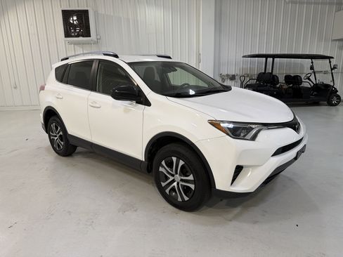 Used 2018 Toyota RAV4 LE image 7