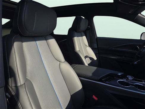 New 2025 Cadillac Lyriq Luxury image 12