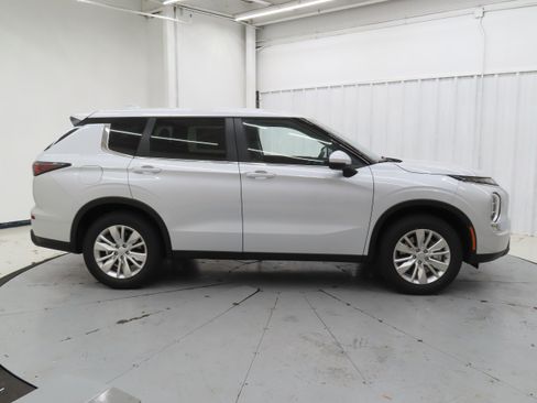 New 2026 Mitsubishi Outlander ES AWD/4WD image 2
