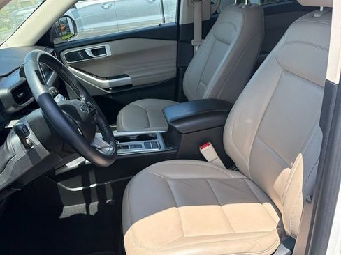 Used 2022 Ford Explorer XLT w/ Equipment Group 202A RWD image 2