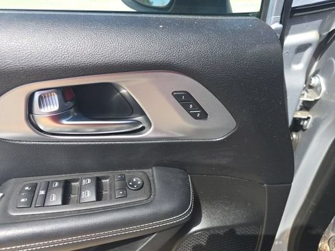 Used 2023 Chrysler Pacifica Touring-L w/ S Appearance Package FWD image 8