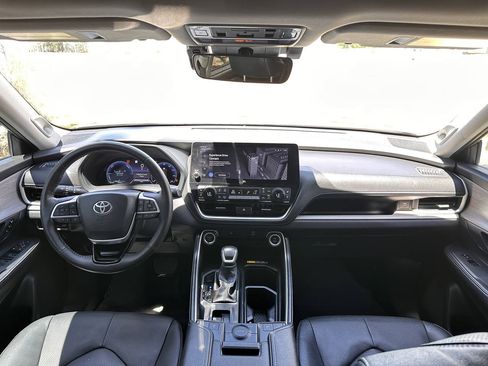 Used 2025 Toyota Grand Highlander AWD Hybrid image 34
