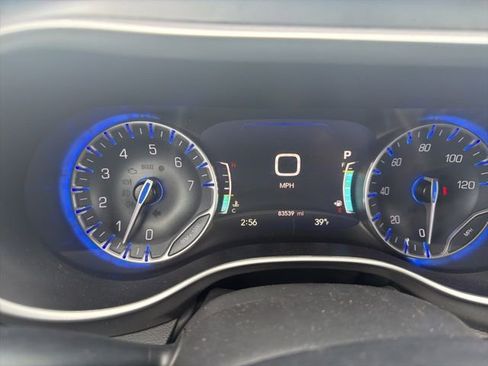 Used 2023 Chrysler Pacifica Touring-L image 11