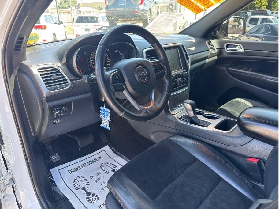 Used 2017 Jeep Grand Cherokee Altitude RWD image 16